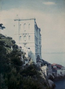 Elegant versterkt gebouw aan de Golf van Monaco door Henri Chouanard
