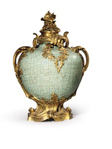Een van een paar Louis XV stijl vazen en deksels, monturen gedateerd 1883, porselein laat achttiende - begin negentiende eeuw door Henri Dasson