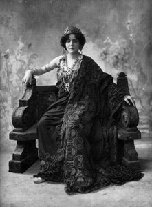 Franse sopraan Suzanne Brohly als Clytemnestre in opera "Iphigenie en Aulide", Parijs, foto door Henri Manuel uit Franse krant "Le Theatre" april 1908