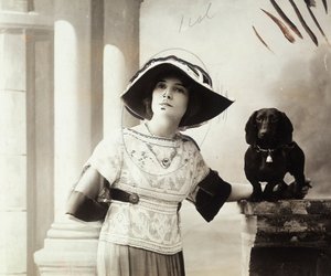 Portret van de Franse acteur Pierre Frondaie, in de theatrale rol van Michelle door Henri Manuel