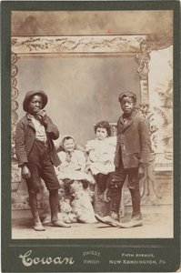Portret van vier kinderen,c. 1890 (foto) door Henry Cowan
