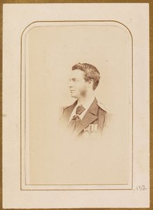 [Portret van een man in militair uniform]. door Henry Maull and Co.