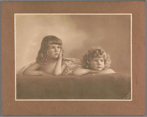 Portret van Agnes Renée en Irène Heloïse Pauw van Wieldrecht, dochters van de fotograaf door Henry Pauw van Wieldrecht