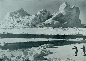 Een ijsberg breekt op in het pakijs door Herbert Ponting