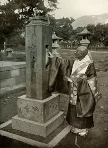 Een boeddhistische priester en gebedsmolen, 1910 door Herbert Ponting