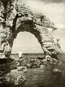 Een door de zee versleten boog bij Matsushima, 1910 door Herbert Ponting