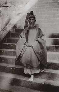 Een Shinto-priester (zwart-wit foto) door Herbert Ponting
