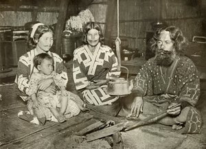 Ainu man en vrouwen thuis, 1910 door Herbert Ponting