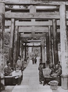 Een Laan van Torii bij Inari Tempel