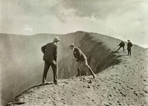 Aan de rand van de krater, Asama-Yama, 1910 door Herbert Ponting
