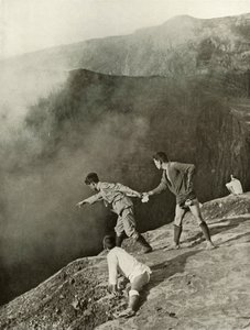 Aan de rand van de kraters, Aso-San, 1910 door Herbert Ponting