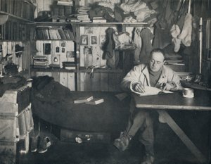 Kapitein Scott Schrijft Zijn Dagboek in de Hut bij Cape Evans, ca. 1911, 1914 door Herbert Ponting