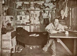Kapitein Scott in zijn studeerkamer, ca. 1911, 1913 door Herbert Ponting