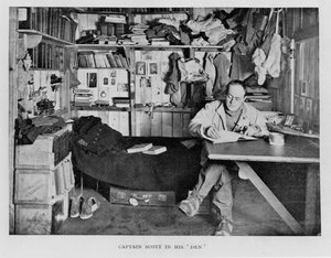 Kapitein Scott in zijn verblijf in Winter Quarters, 1911 door Herbert Ponting