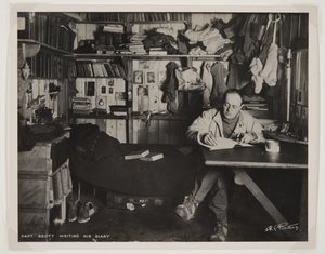 Kapitein Scott schrijft zijn dagboek, tijdens de Terra Nova-expeditie (1910-13) naar de Zuidpool door Herbert Ponting