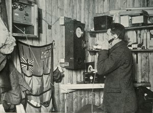 Dr. Simpson in de hut aan de andere kant van de telefoon die de observatie timet, ca. 1911, 1913