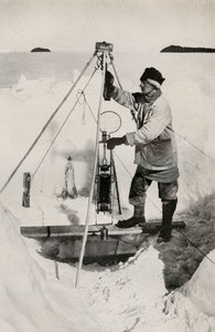 E. W. Nelson met de Nansen-Petersen geïsoleerde waterfles, ca. 1911 door Herbert Ponting
