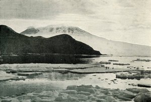 Binnenkomst in McMurdo Sound - Kaap Bird en Mount Erebus, ca. 1910-1913 door Herbert Ponting