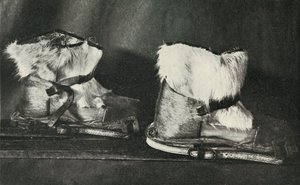 Finnesko met de hierboven getoonde skischoenen, ca. 1910-1913, 1913 door Herbert Ponting