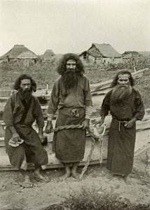 Happu Konno, de jager in het midden en twee Ainu-vissers, 1910 door Herbert Ponting