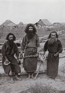 Happukonno, de Jager (in het midden), en twee Ainu Vissers