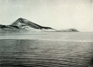 Hut Point en Observation Hill, ca. 1910-1913, 1913 door Herbert Ponting