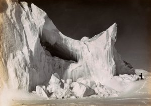 IJskasteel aan het einde van de winter gefilmd tijdens de Engelse expeditie naar Antarctica