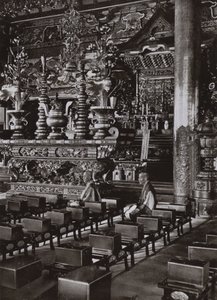 Interieur van een boeddhistische tempel (zwart-wit foto) door Herbert Ponting