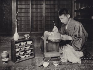 Japan in de jaren 1920: Porselein schilderen door Herbert Ponting