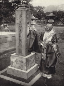 Japan in de jaren 1920: Gebedsmolen en boeddhistische priester door Herbert Ponting