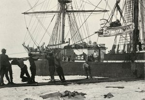 Een Motorslee aan Land Brengen, c1910-1913, 1913 door Herbert Ponting