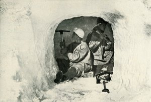 Luitenant Evans en Nelson graven een grot voor koude opslag, 12 januari 1911 door Herbert Ponting