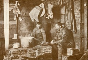 Meares en Demetri bij het Blubberfornuis in de Discovery Hut, 3 november 1911, 1913