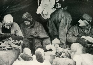 Leden van de Poolpartij die hun slaapzakken ingaan, ca. 1911, 1913 door Herbert Ponting