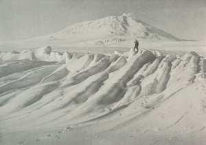 Mount Erebus boven een door water uitgesleten ijsberg, oktober 1911, 1913 door Herbert Ponting