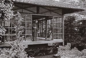 Namikawa San voedt Zijn Karpers door Herbert Ponting
