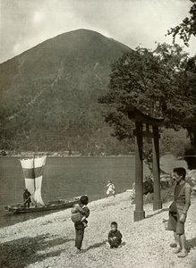 Nantai-Zan en Lake Chuzenji, 1910 door Herbert Ponting