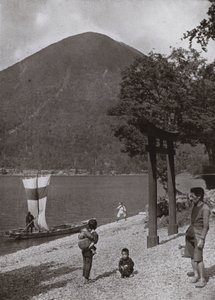 Nantai-zan en het Chuzenji-meer (zwart-wit foto) door Herbert Ponting