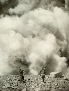 Rook en stoom stijgen op uit de krater van Asama na de explosie, 1910