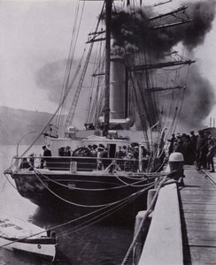 "Het kleine schip verliet Port Chalmers op de laatste etappe van haar reis" door Herbert Ponting