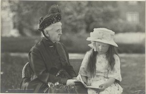 Portret van Emma, koningin-regentes der Nederlanden, en Juliana, koningin der Nederlanden door Herman Deutmann
