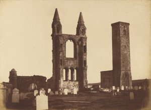 St. Andrews Cathedral, oostgevel en St. Regulus Tower door Hill and Adamson