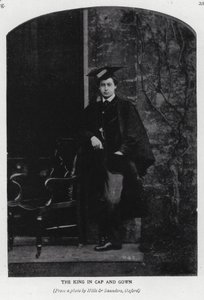 Koning Edward VII in baret en toga aan de Universiteit van Oxford