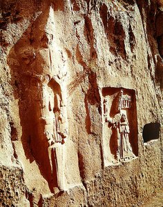De zwaardgod en Tudhaliya IV omarmd door een god door Hittite
