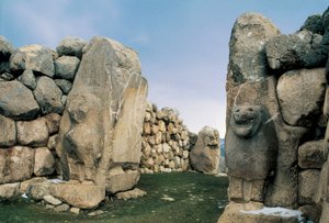 Zicht op de Leeuwenpoort, een van de vijf ingangen van de omheining van de oude hoofdstad van het Hettitische Rijk in Hattusha (nu Bogazkale), Turkije