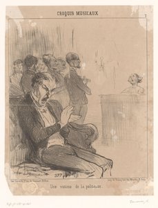 Man applaudisseert, al geeuwend, voor een zangeres achter een piano