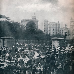 Lijkwagen van koning Edward VII wordt het terrein van Windsor Castle binnengetrokken, 1910 1911