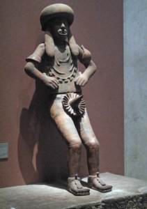 Beeld van een priester, Postklassieke periode, ca. 900-ca. 1521 (terracotta) door Huaxtec Huaxtec