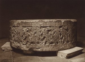 Mexico: offeraltaar van koning Tizoc, Nationaal Museum (z/w foto) door Hugo Brehme