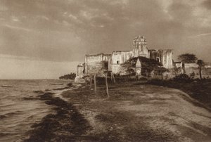 Mexico: Campeche, Ruïne van het klooster van San Francisco (z/w foto) door Hugo Brehme